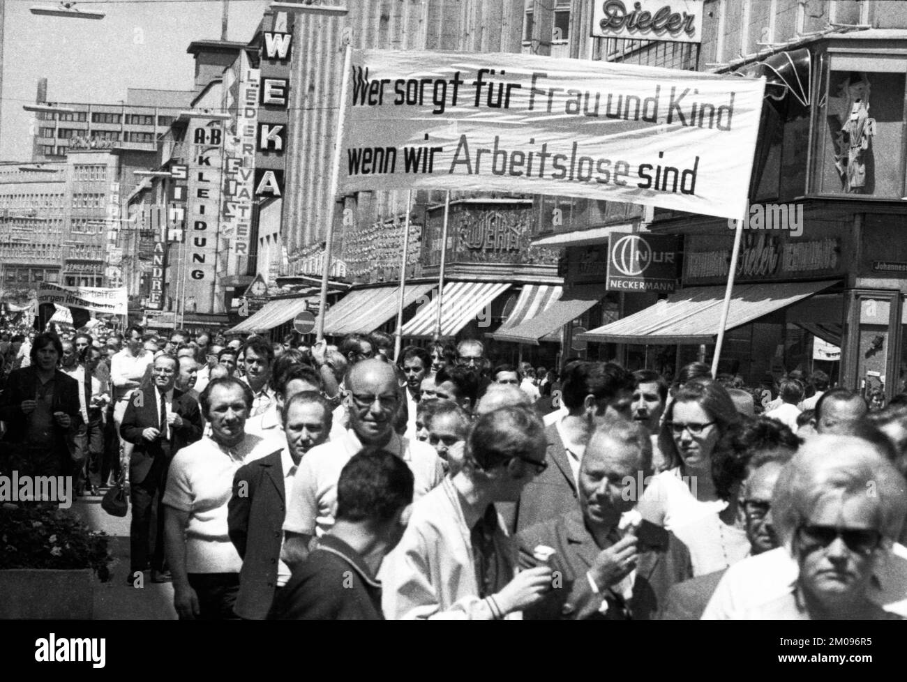 Avec des drapeaux noirs, le deuil et la colère, les travailleurs de Delog, une usine de verre plat, ont manifesté à Gelsenkirchen le 13 juillet 1971 pour la préservation o Banque D'Images