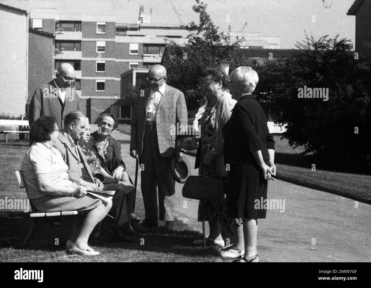 Ce groupe de retraités, vu ici le 18 août 1971 à Dortmund, souffrent de leurs pensions sous l'évolution inflationniste et ont la joie Banque D'Images