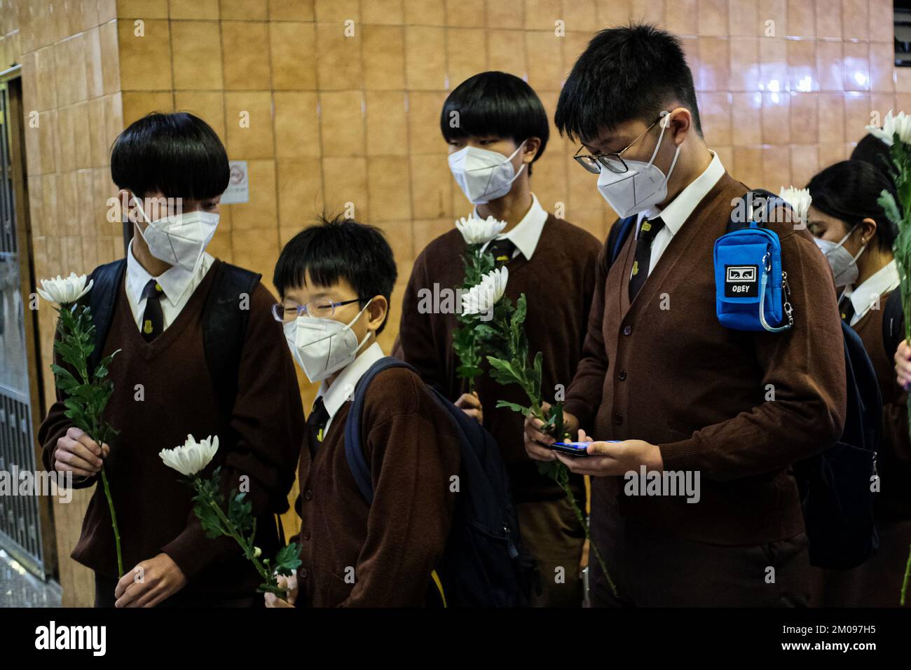 Hong Kong, Chine. 5th décembre 2022. Les étudiants apportent des fleurs pour respecter l'ancien président chinois Jiang Zemin devant le bureau de liaison de Pékin à Hong Kong, Chine. L'ancien président chinois Jiang Zemin, qui a été chef de l'État de 1993 à 2003, est décédé à l'âge de 96 ans le 30 novembre 2022. (Credit image: © Keith Tsuji/ZUMA Press Wire) Credit: ZUMA Press, Inc./Alamy Live News Banque D'Images