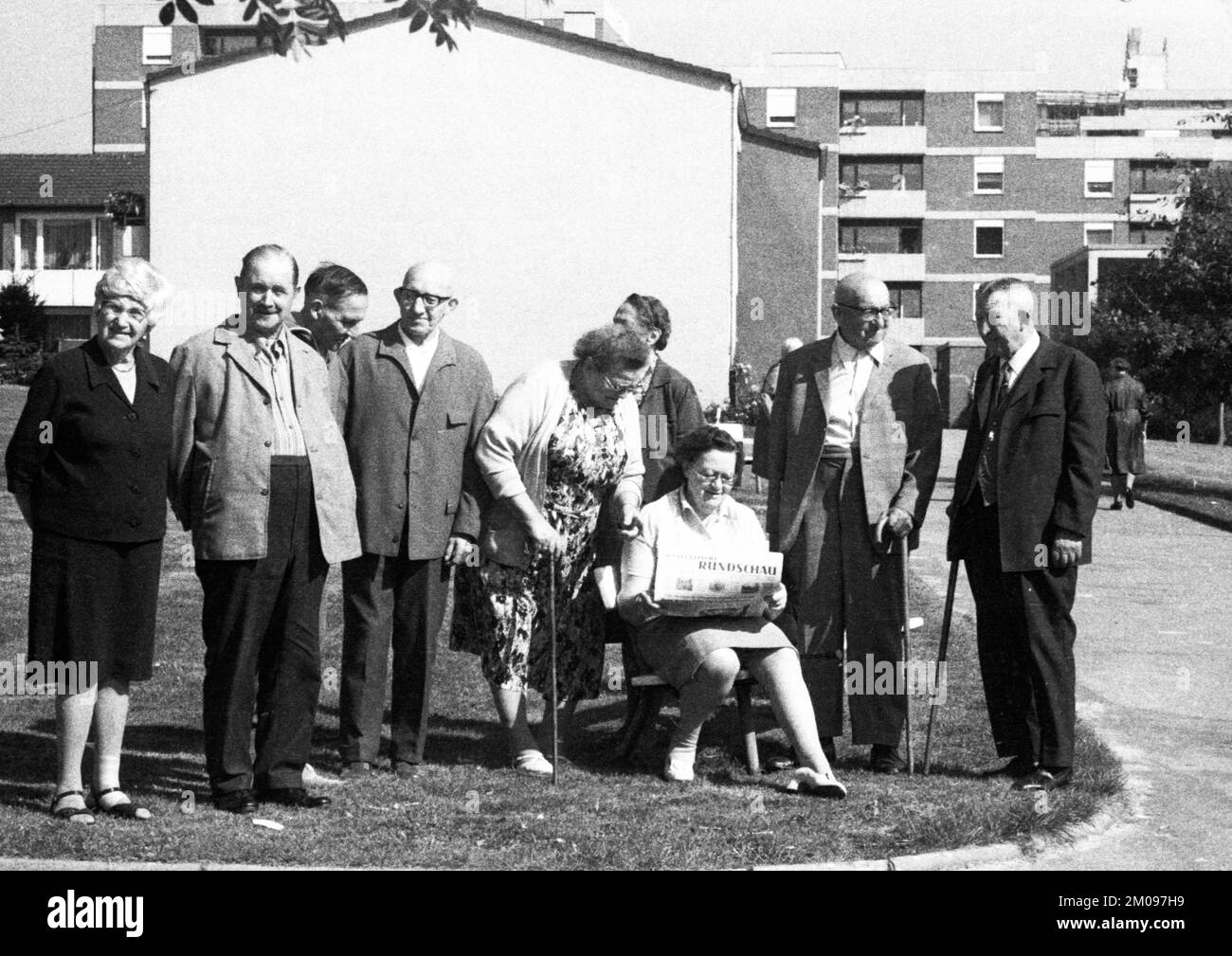 Ce groupe de retraités, vu ici le 18 août 1971 à Dortmund, souffrent de leurs pensions sous l'évolution inflationniste et ont la joie Banque D'Images