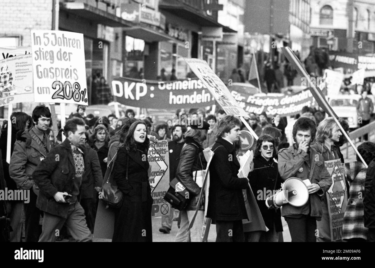 Les partisans et les fonctionnaires de la DGP ont manifesté pour un gel des prix communautaires et généraux sur 18.01.1975 à Solingen, Allemagne, Europe Banque D'Images