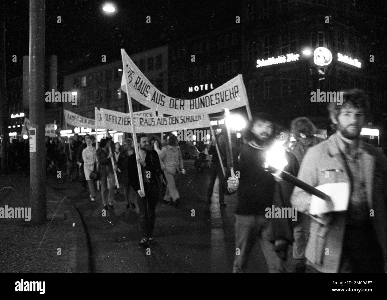Manifestation de gauche et pacifiste le jour de l'anti-guerre le 1.9.1971 à Bochum.banner: Nazis hors de la Bundeswehr, Allemagne, Europe Banque D'Images