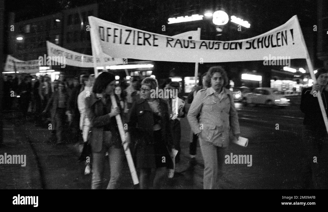 Manifestation de gauche et pacifiste pour la journée anti-guerre le 1.9.1971 à Bochum.banner:officiers hors des écoles, Allemagne, Europe Banque D'Images