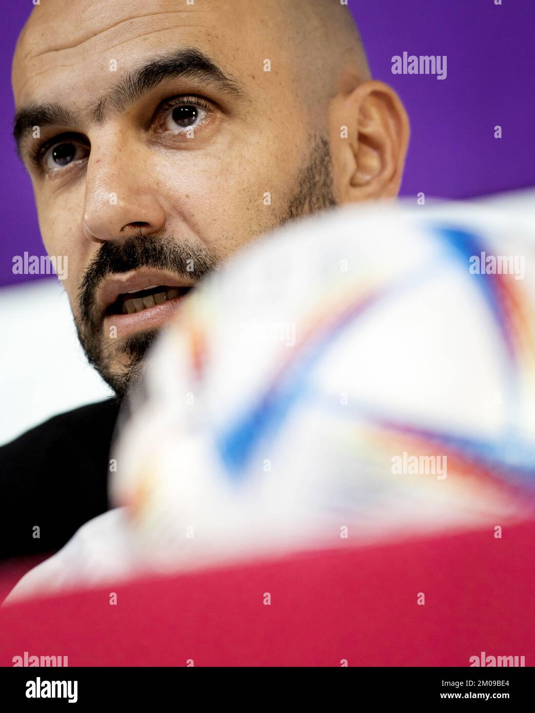 Doha, Qatar. 05th décembre 2022. DOHA - Coach Hoalid Regragui lors d'une conférence de presse de l'équipe nationale marocaine au centre des médias sur 5 décembre 2022 à Doha, Qatar. Le Maroc se réunira en Espagne au cours de la ronde de 16. ANP KOEN VAN WEEL crédit: ANP/Alay Live News Banque D'Images