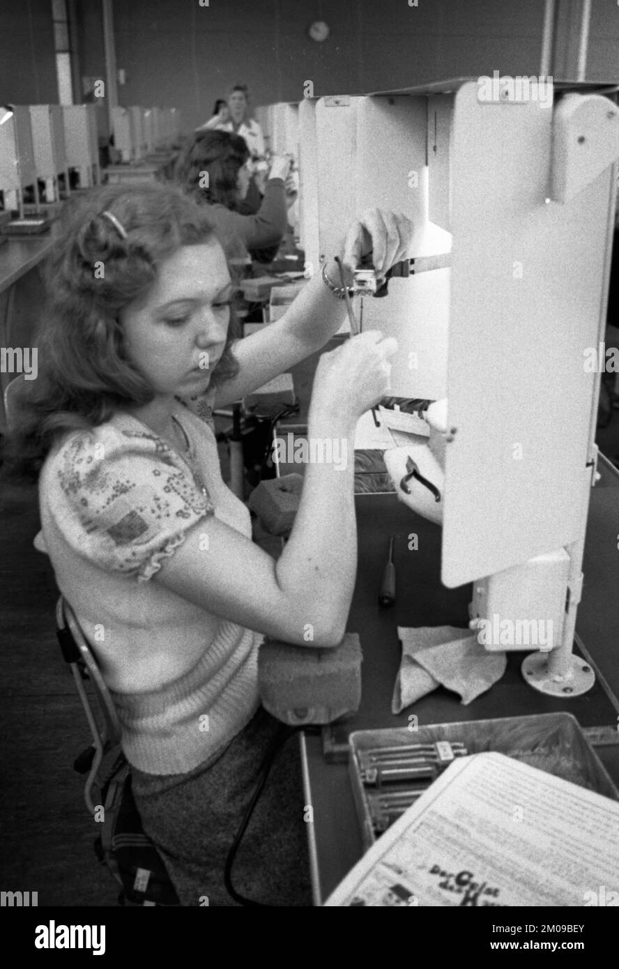 La production de dispositifs électroniques par des travailleuses de la société Siemens le 23.11.1974 à Kamp-Lintfort, DEU, Allemagne, Kamp, Europe Banque D'Images
