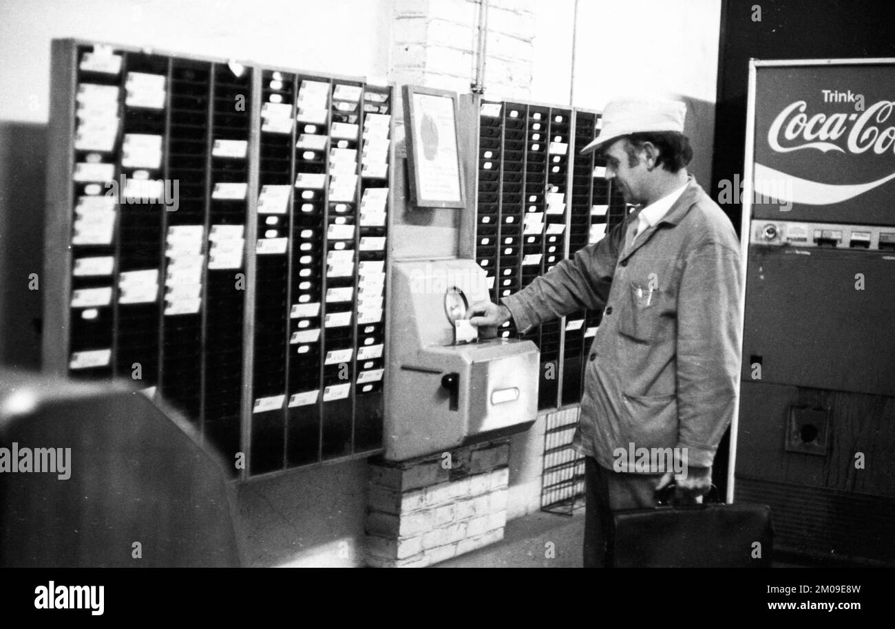 Travailleurs et employés à l'horloge de la société Pohlschroeder à Dortmund, Allemagne, on 01.08.1974, Europe Banque D'Images