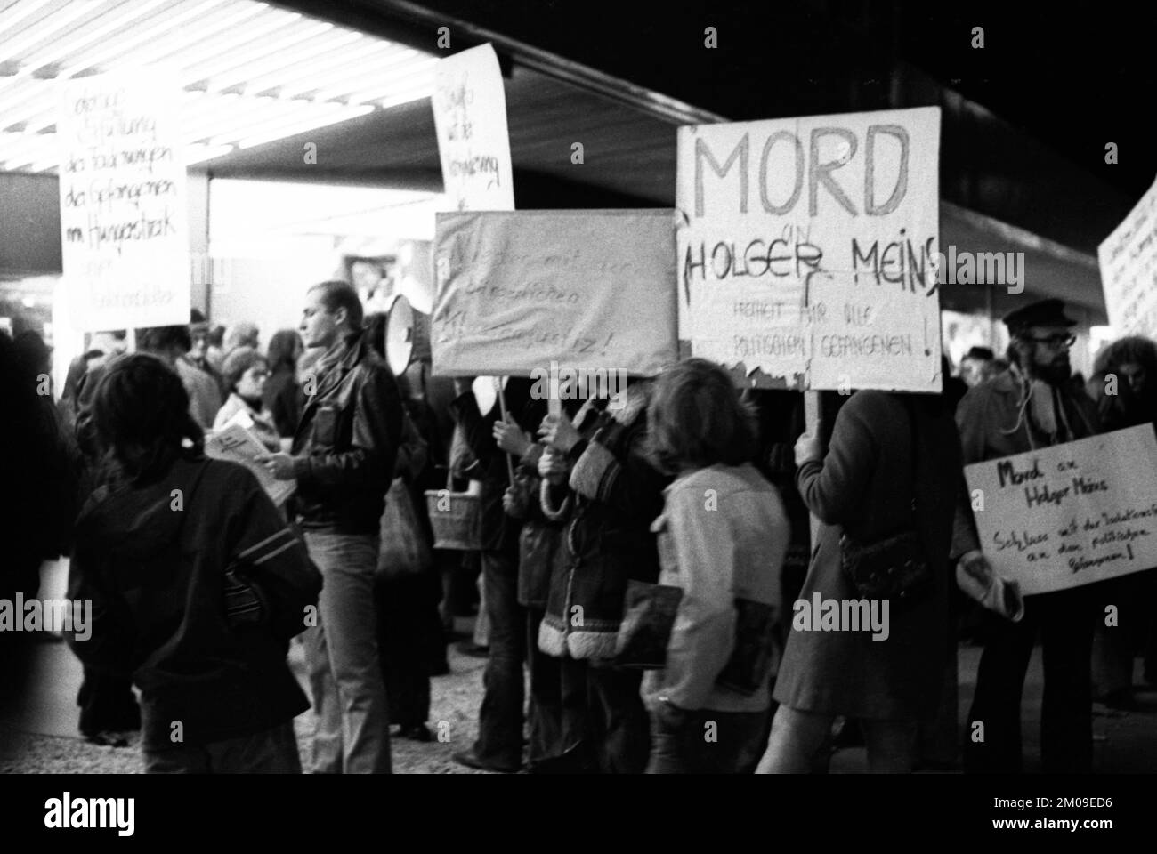 Les sympathisants de gauche de la Faction de l'Armée rouge (RAF) protestent à Dortmund le 13.11.1974 après la mort suite à la grève de la faim de Holger Meins Banque D'Images
