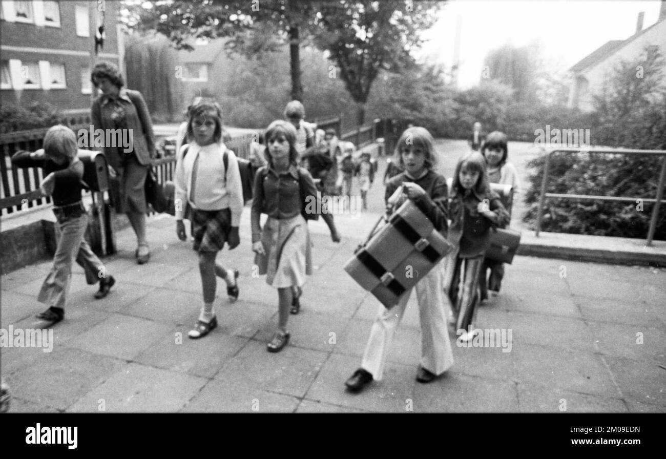 Début de l'école après les vacances d'été le 02.09.1975 à Dortmund-Eichlinghofen, Allemagne, Europe Banque D'Images