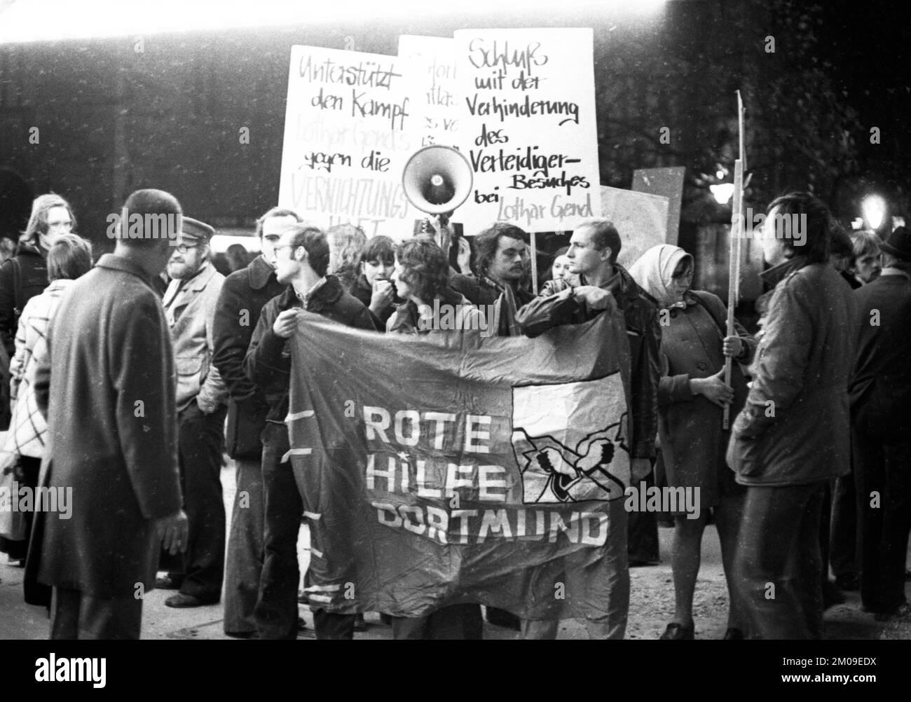 Les sympathisants de gauche de la Faction de l'Armée rouge (RAF) protestent à Dortmund le 13.11.1974 après la mort suite à la grève de la faim de Holger Meins Banque D'Images