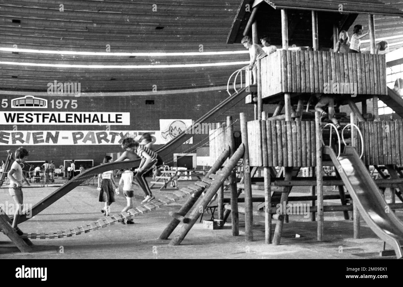 La ville de Dortmund a organisé une fête de vacances pour enfants dans le Dortmund Westfalenhalle ici le 05.08.1975 pour offrir des vacances aux enfants dont le par Banque D'Images