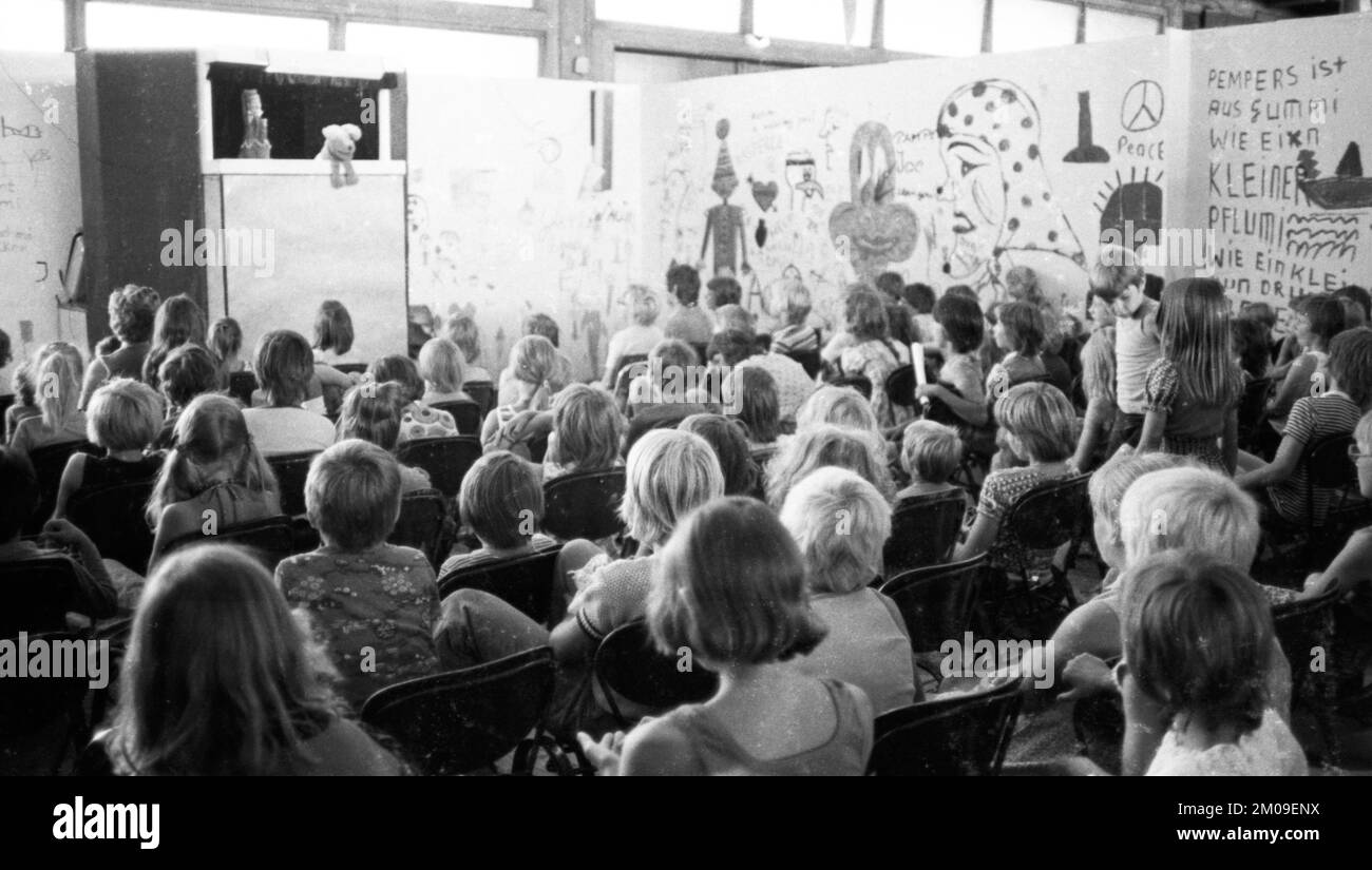 La ville de Dortmund a organisé une fête de vacances pour enfants dans le Dortmund Westfalenhalle ici le 05.08.1975 pour offrir des vacances aux enfants dont le par Banque D'Images