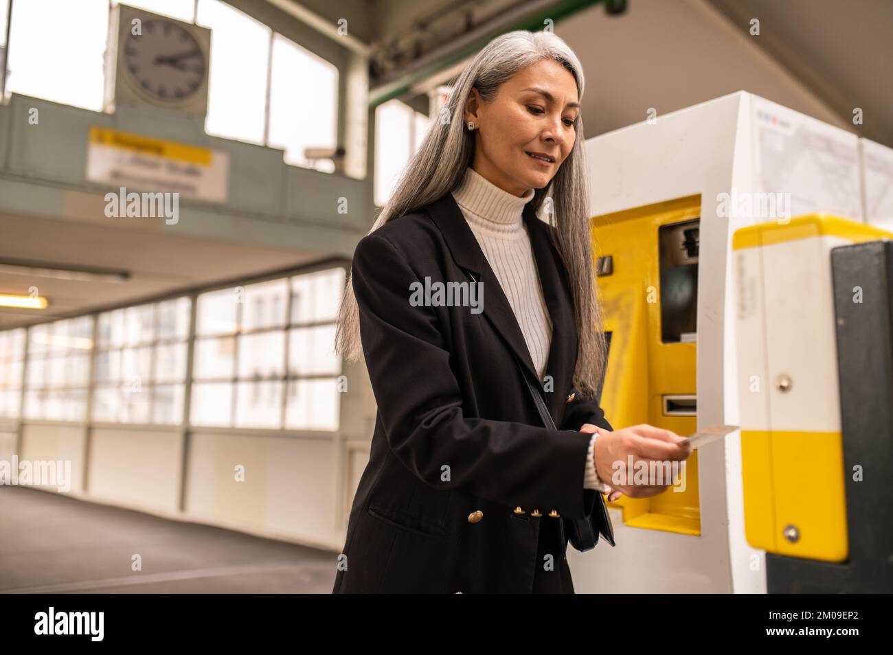 Femme aux cheveux longs sur la plate-forme dans un métro Banque D'Images