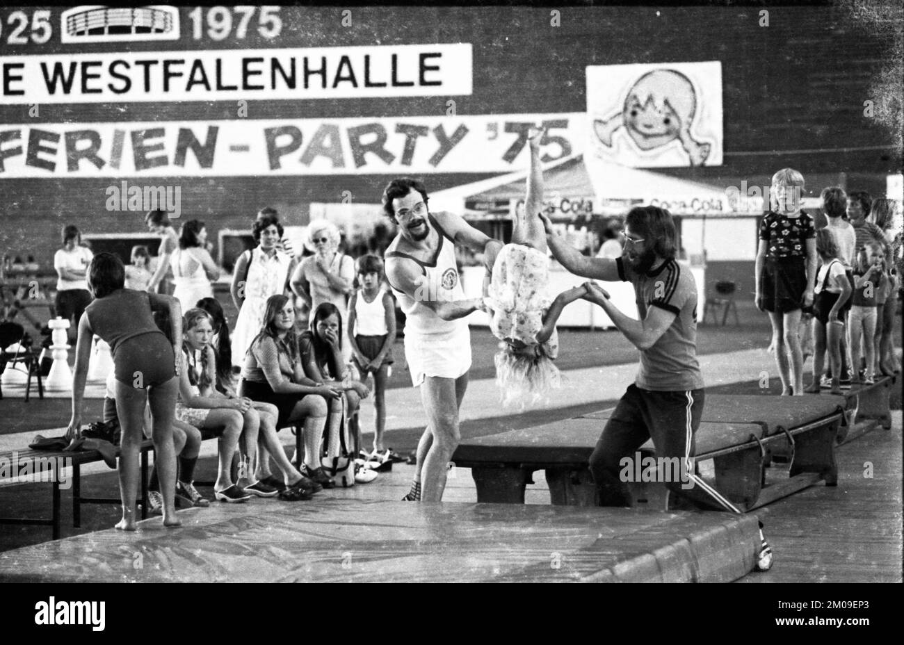 La ville de Dortmund a organisé une fête de vacances pour enfants dans le Dortmund Westfalenhalle ici le 05.08.1975 pour offrir des vacances aux enfants dont le par Banque D'Images