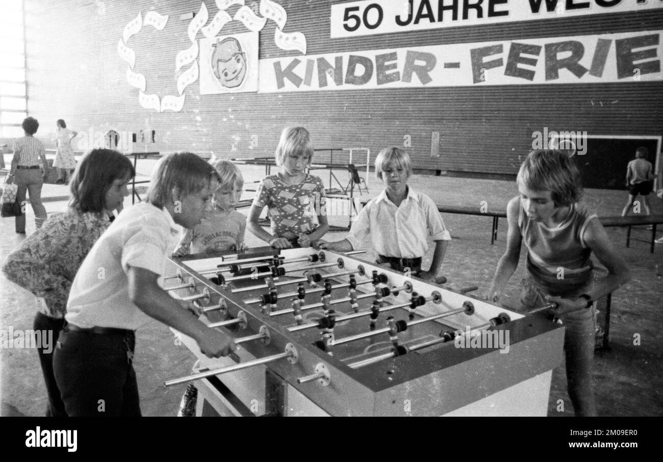 La ville de Dortmund a organisé une fête de vacances pour enfants dans le Dortmund Westfalenhalle ici le 05.08.1975 pour offrir des vacances aux enfants dont le par Banque D'Images