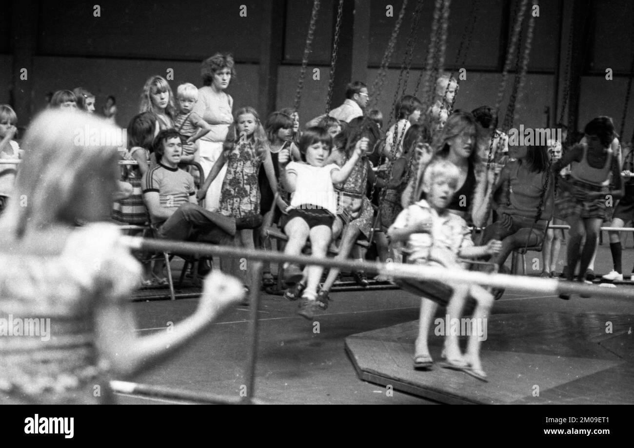 La ville de Dortmund a organisé une fête de vacances pour enfants dans le Dortmund Westfalenhalle ici le 05.08.1975 pour offrir des vacances aux enfants dont le par Banque D'Images