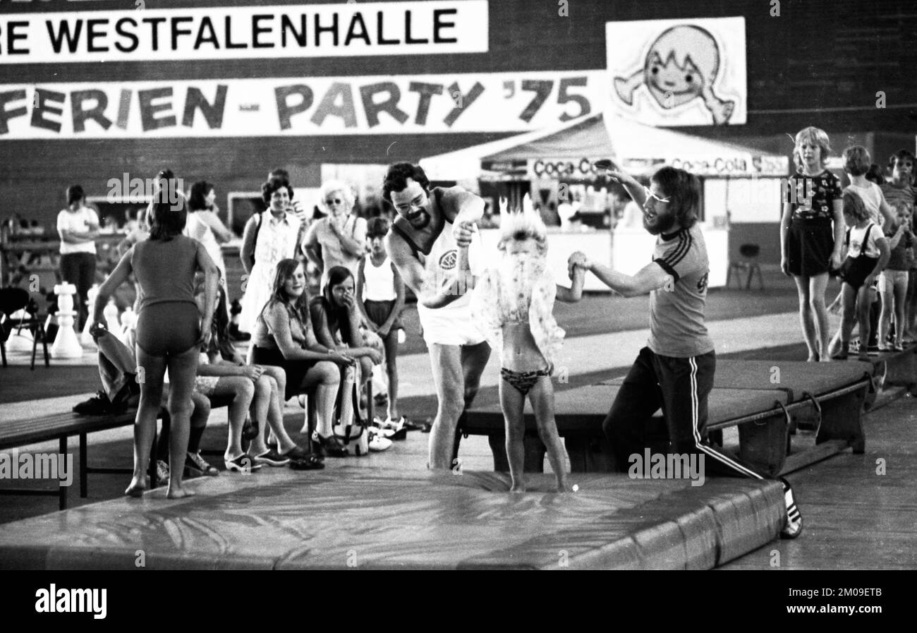 La ville de Dortmund a organisé une fête de vacances pour enfants dans le Dortmund Westfalenhalle ici le 05.08.1975 pour offrir des vacances aux enfants dont le par Banque D'Images