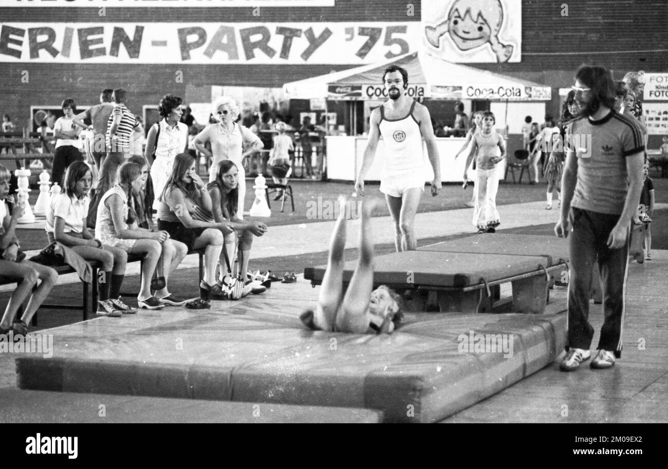 La ville de Dortmund a organisé une fête de vacances pour enfants dans le Dortmund Westfalenhalle ici le 05.08.1975 pour offrir des vacances aux enfants dont le par Banque D'Images