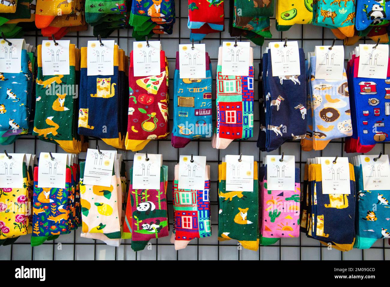 Sélection de chaussettes amusantes dans une boutique (Mamy Warsztat, Torun, Pologne) Banque D'Images