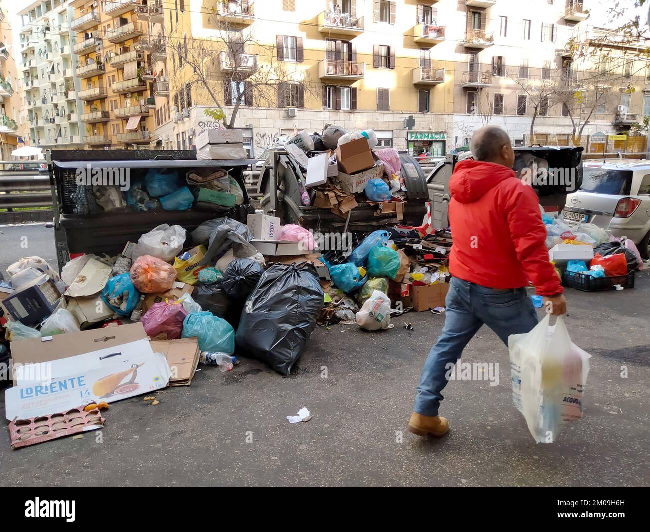 Roma, situazione rifiuti su via Casilina Torpignattara Banque D'Images