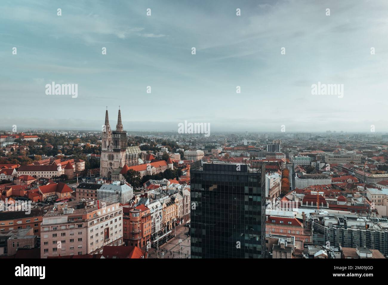 Vue aérienne sur la capitale croate Zagreb en automne. Banque D'Images