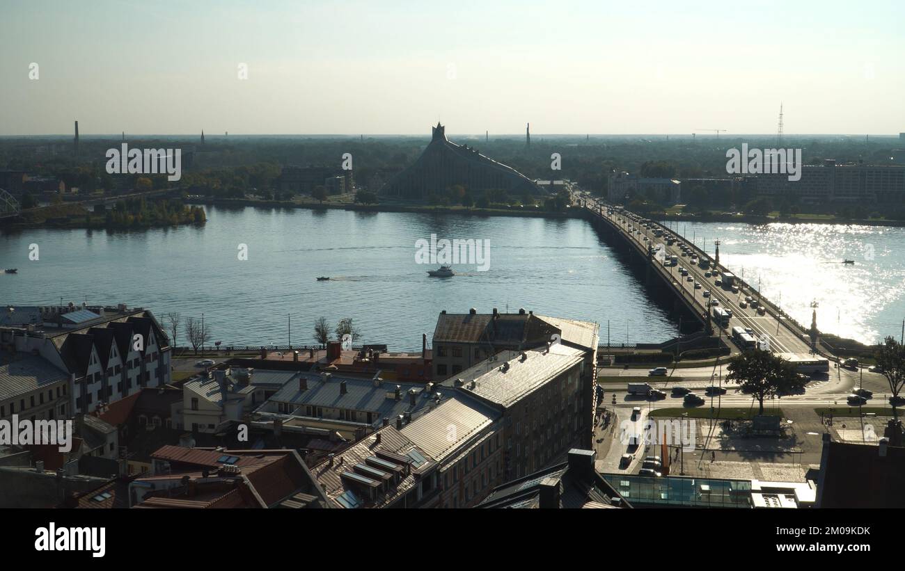 Vision aérienne de la vieille ville de Riga à la rivière Daugava face au côté de la capitale lettone avec vue sur le trafic de la ville sur le pont. Banque D'Images