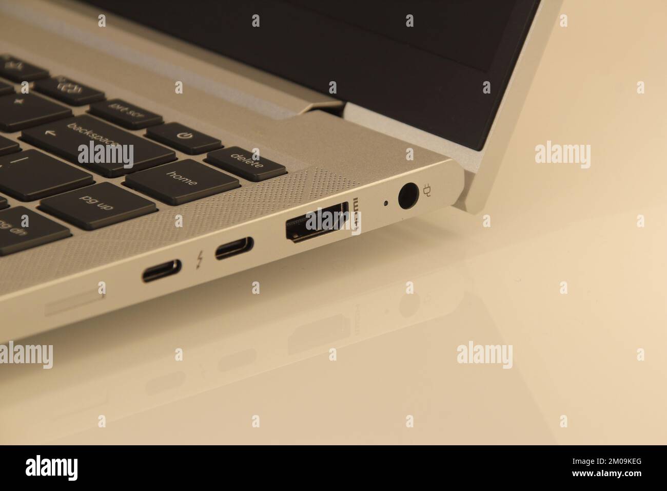 Ports pour ordinateur portable HDMI USB POWER mini-jack Banque D'Images