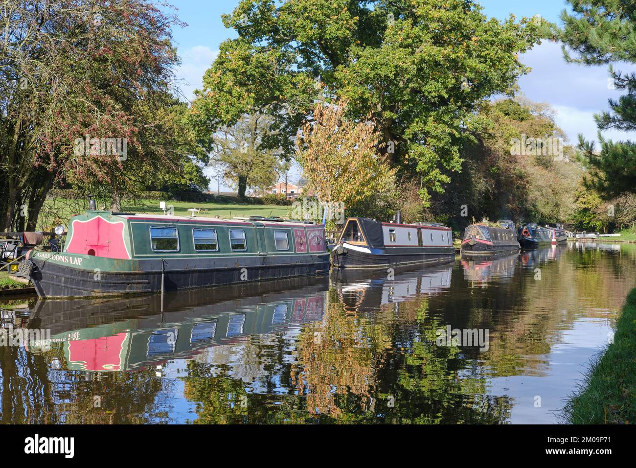 Des bateaux étroits amarrés sur le canal Shropshire Union à Audlem, Cheshire Banque D'Images