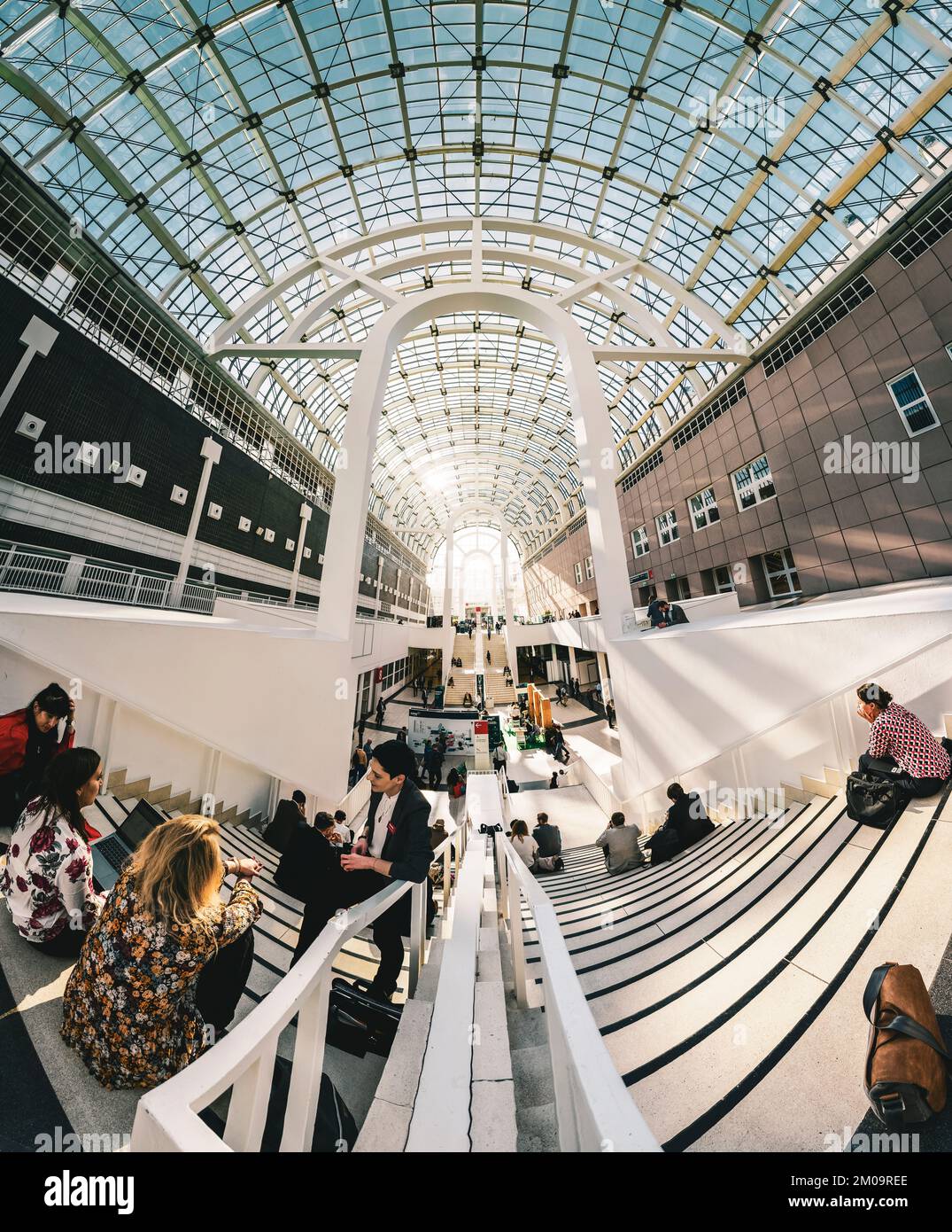 Une vue d'ensemble fisheye des personnes assises dans le hall d'entrée de l'exposition CPHI de Francfort Banque D'Images