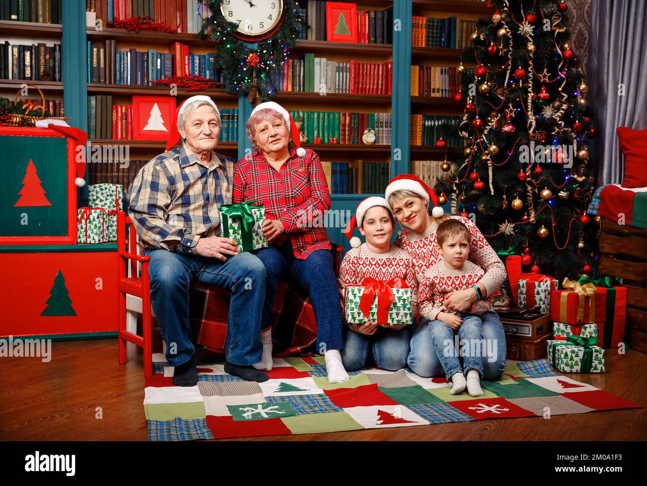 Grande famille avec des cadeaux de Noël. Noel matin grande réunion Photo  Stock - Alamy