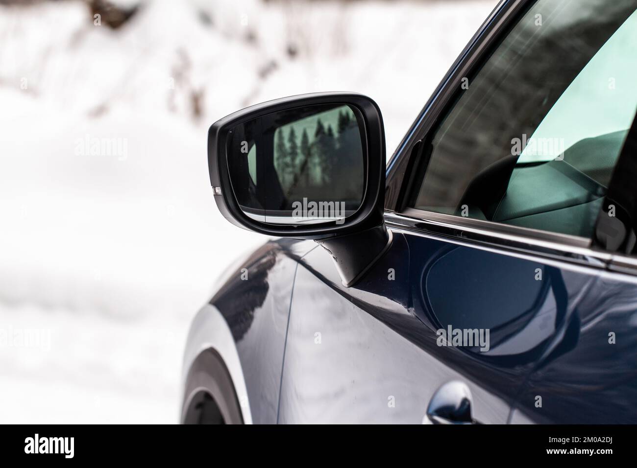 Rétroviseur d'une voiture moderne. Banque D'Images Rétroviseur d'une voiture moderne. Banque D'Images