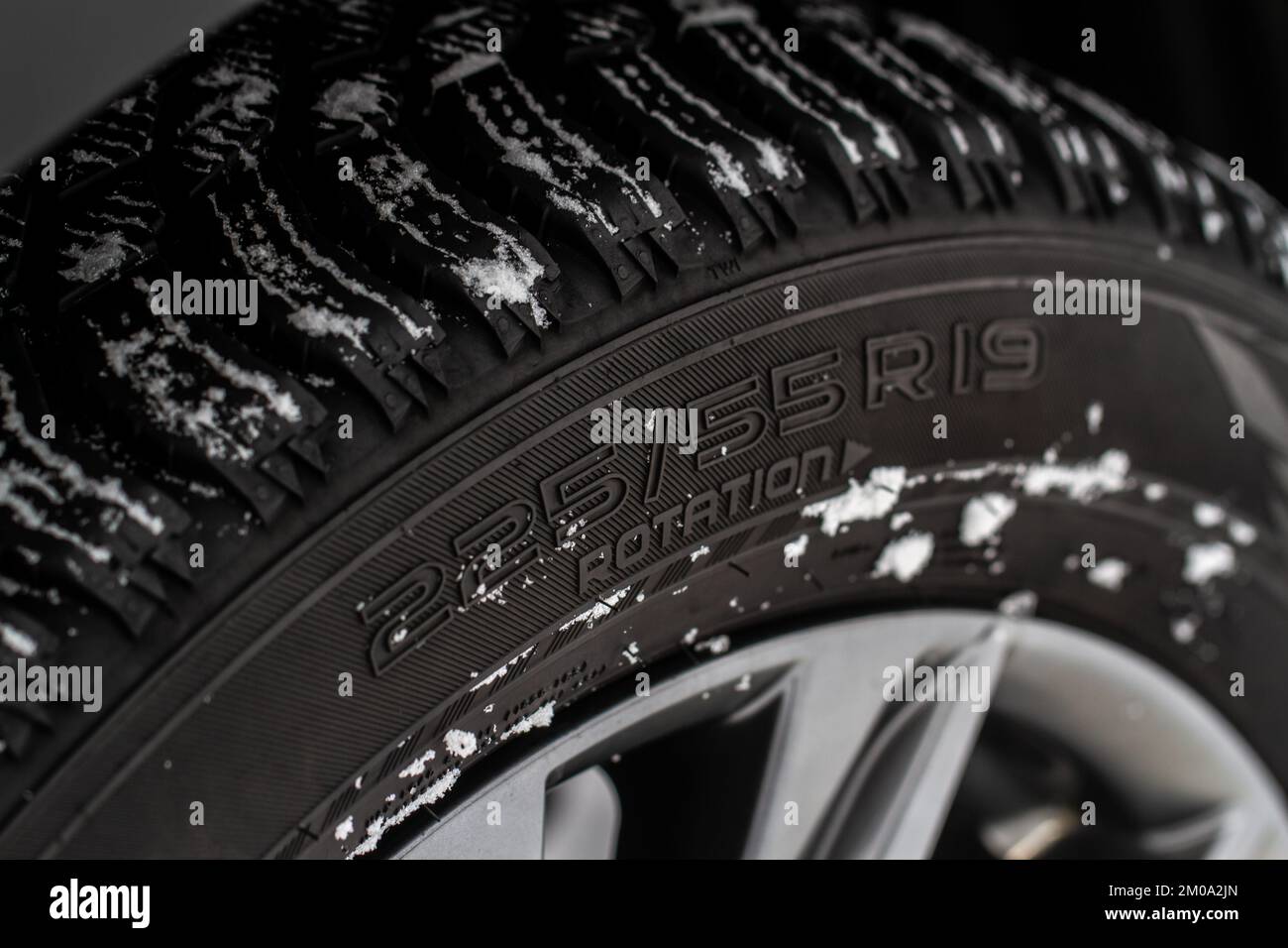 Vue rapprochée du pneu avec indication de largeur, de hauteur et de ...