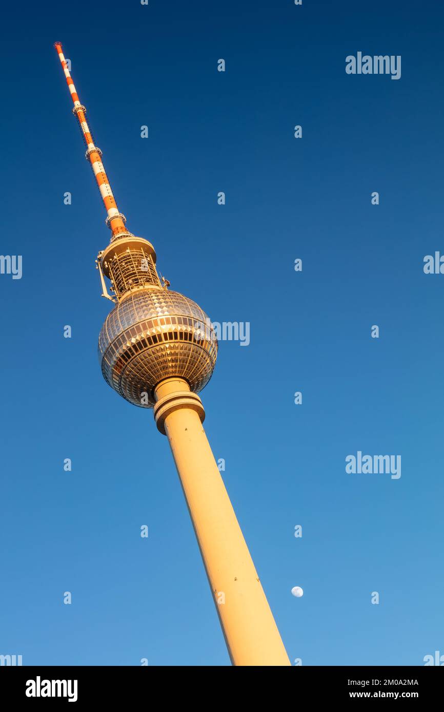 Tour de télévision de Berlin, Berliner Fernsehturm et Lune en Golden Evening soleil contre un ciel bleu, Berlin, Allemagne Banque D'Images