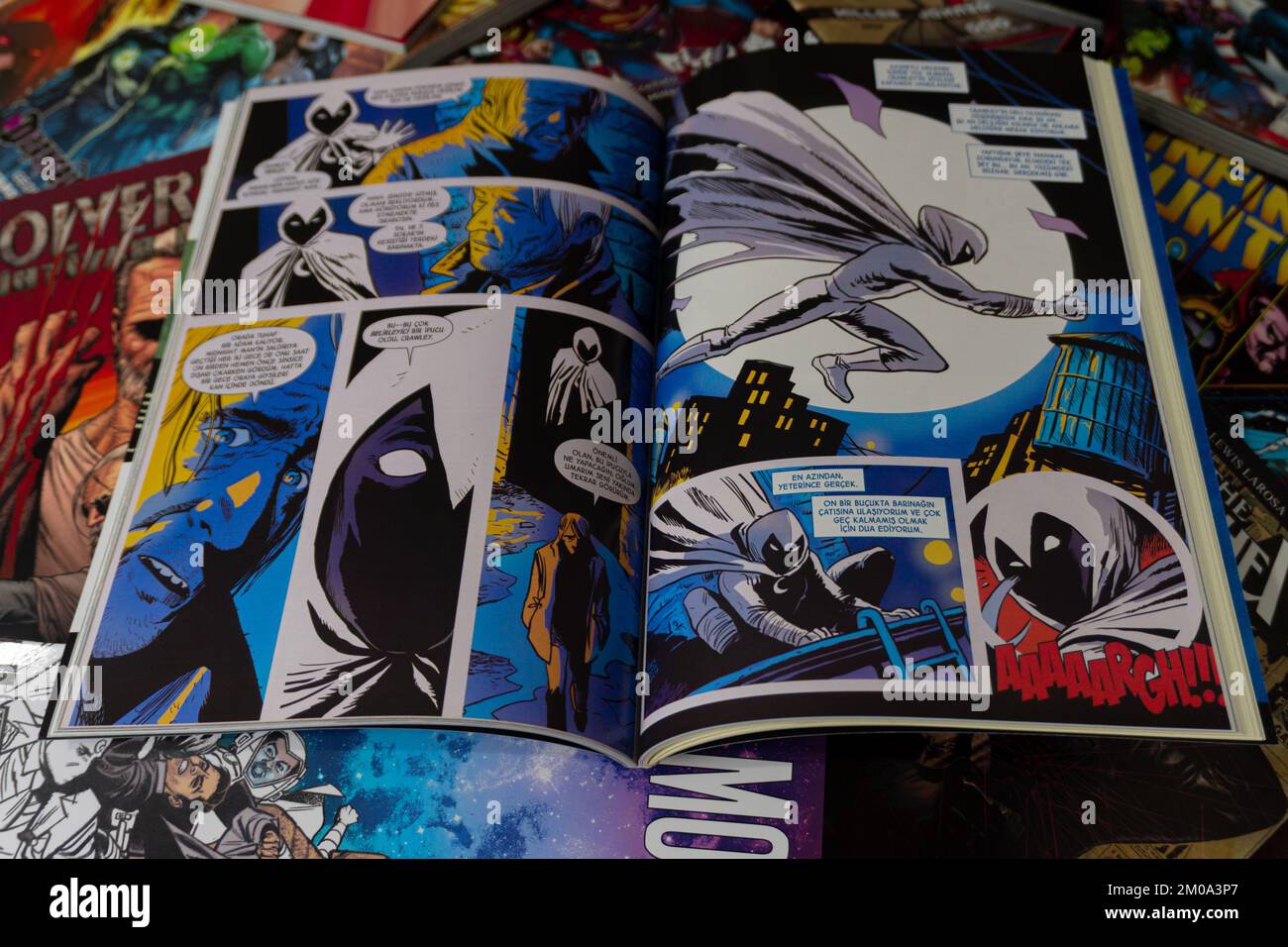 Istanbul,Turquie - 30 novembre 2022 : bande dessinée, bande dessinée Moon Knight avec pages intérieures visibles, bandes dessinées en arrière-plan Banque D'Images