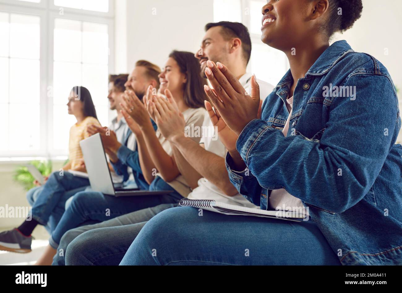 Satisfait divers auditoire d'étudiants ou de travailleurs applaudissant lors d'une conférence ou d'un séminaire. Banque D'Images