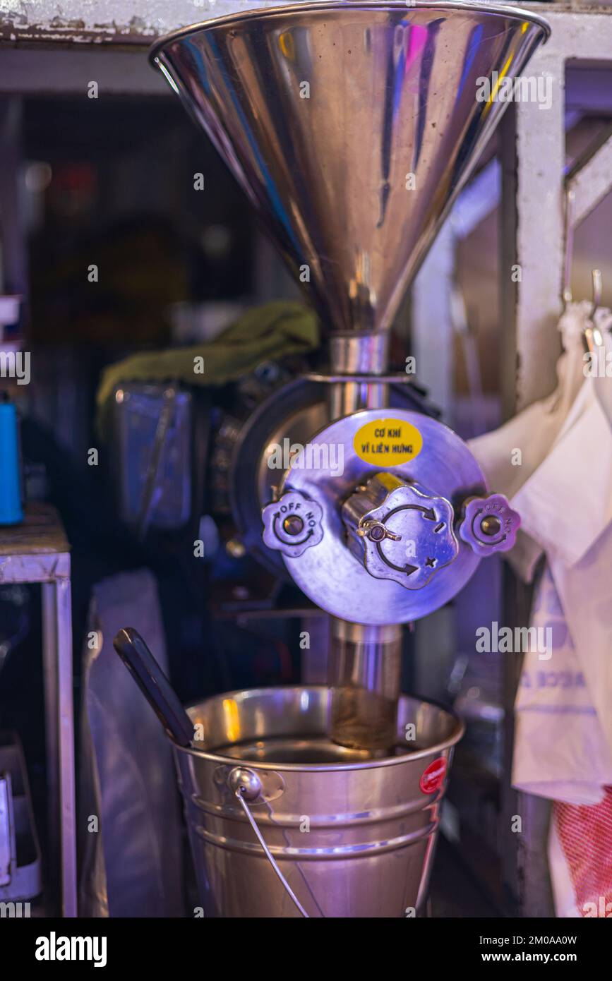 Ho Chi Minh ville, Vietnam - 10 novembre 2022: À l'intérieur du marché Ben Thanh dans le district de Saigon 1. Moulin à café vietnamien dans un café. Co. Vietnamienne Banque D'Images