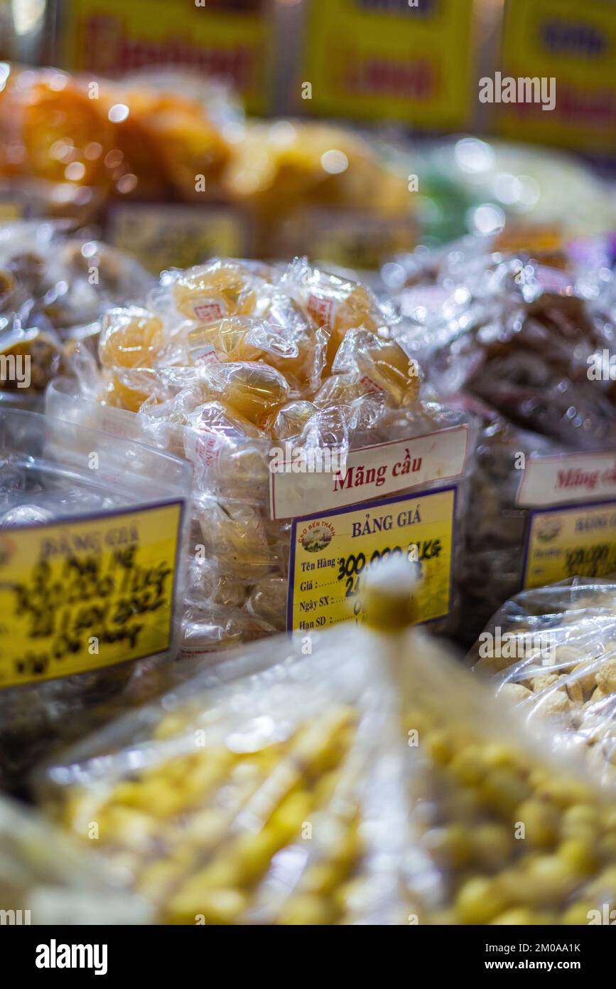 Ho Chi Minh ville, Vietnam - 10 novembre 2022: Noix, sucreries et fruits secs dans un marché à Saigon. Crème anglaise au pomme Mang et diverses graines et noix Banque D'Images