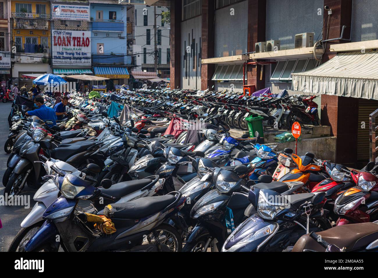 Ho Chi Minh ville, Vietnam - 10 novembre 2022: Place de parking pour motos et scooter sur le trottoir à Saigon. Les cyclomoteurs sont le mode principal de la transp Banque D'Images