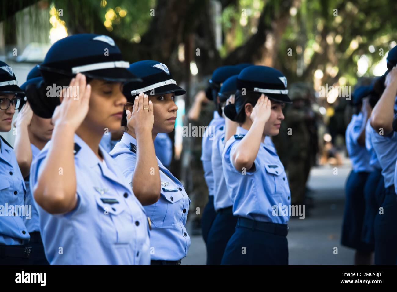 Les femmes soldats saluant lors d'un défilé militaire pour célébrer l'indépendance du Brésil à Salvador Banque D'Images