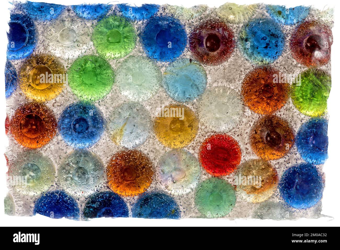 Un projet photo utilisant des billes rétroéclairées révèle à la fois la clarté du verre et les défauts de surface, ainsi que des couleurs vives et, dans ce cas, des bulles d'air Banque D'Images