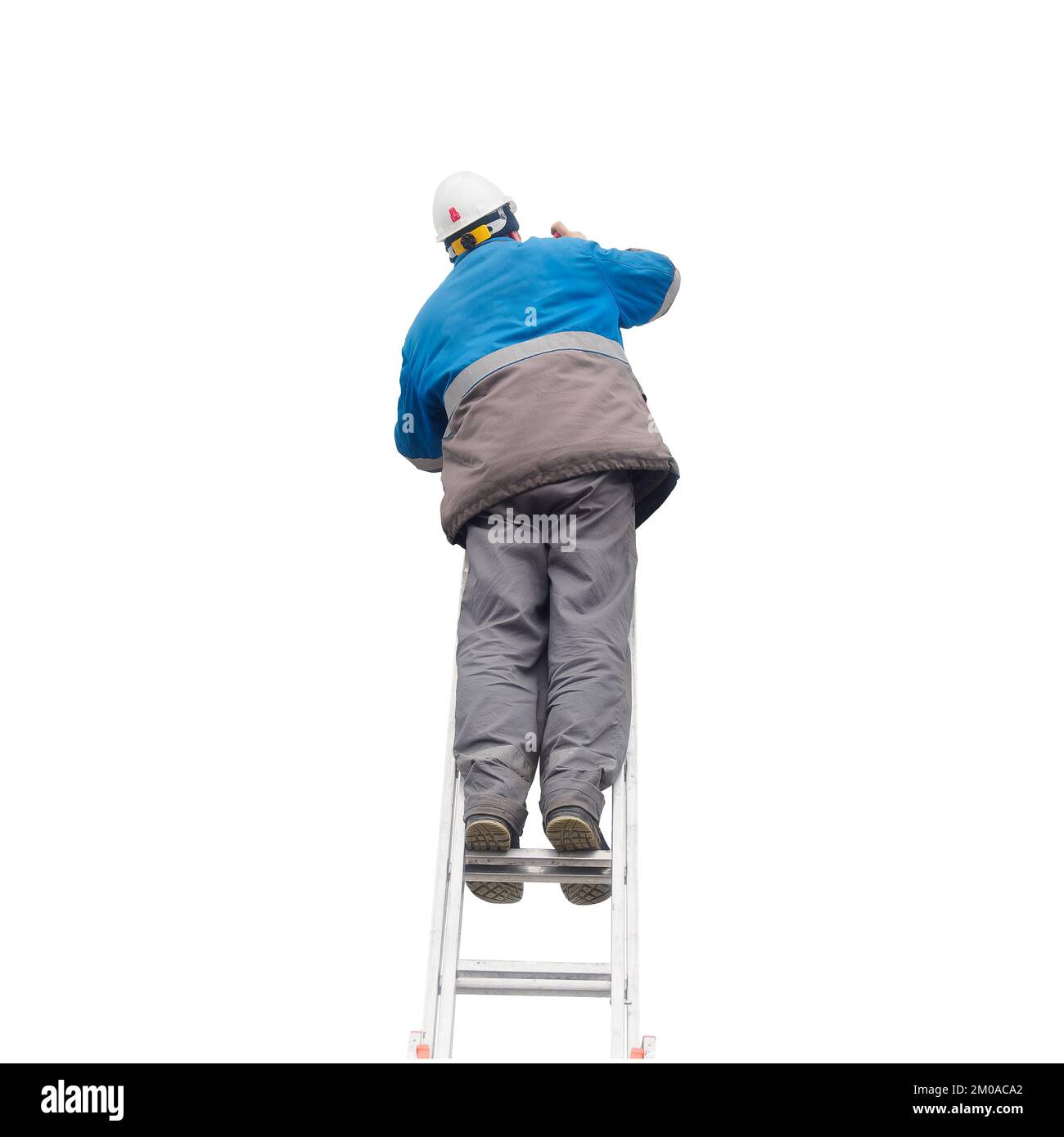 Homme en hiver, vêtements de travail et casque de construction monte les escaliers. Homme constructeur sur les escaliers. Vue de l'arrière. Isolé sur fond blanc. Banque D'Images