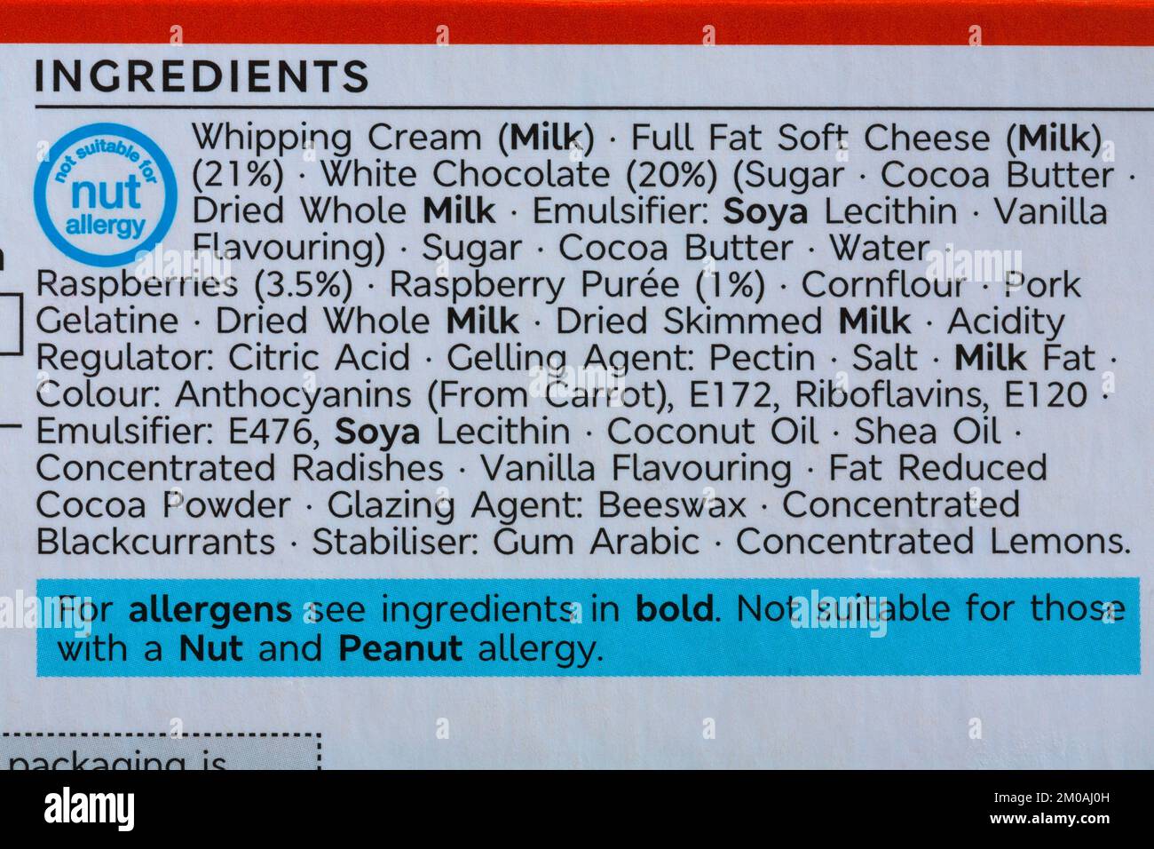 Liste des ingrédients et informations sur les allergènes sur la boîte de 2 cheesecakes à globe oculaire suinants de M&S. Banque D'Images
