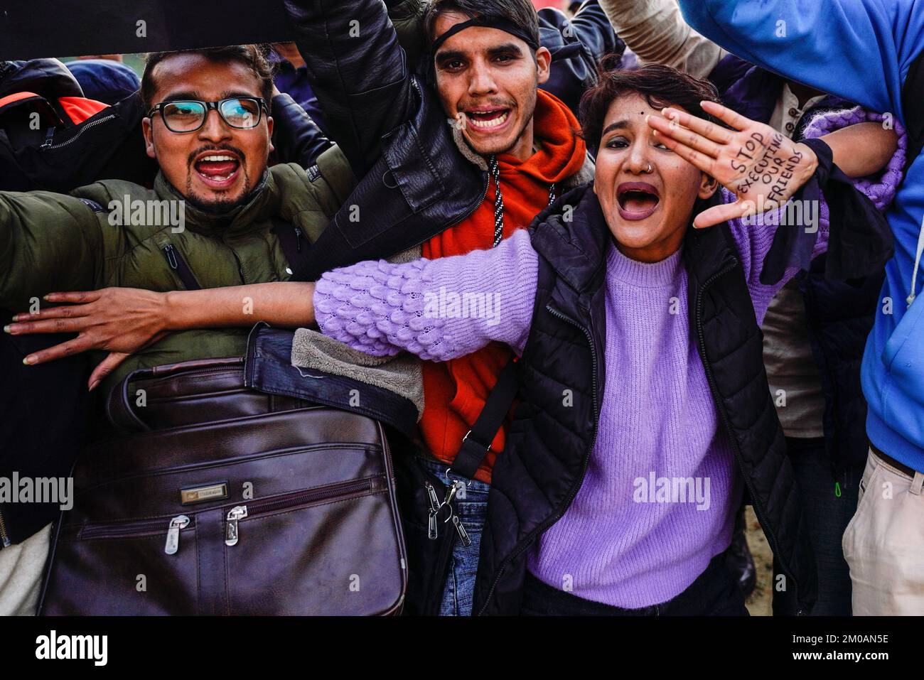 Katmandou, Népal. 05th décembre 2022. Les cadres des syndicats étudiants chantent des slogans pendant la démonstration. La manifestation à l'extérieur de l'ambassade du Myanmar, basée au Népal, en faveur des sept étudiants qui protestaient contre le coup d'État militaire au Myanmar et qui ont par la suite été condamnés à la peine de mort par un tribunal militaire, portant le nombre de ceux qui sont dans le couloir de la mort à 139 selon les Nations Unies Dans Lalitpur. Crédit : SOPA Images Limited/Alamy Live News Banque D'Images