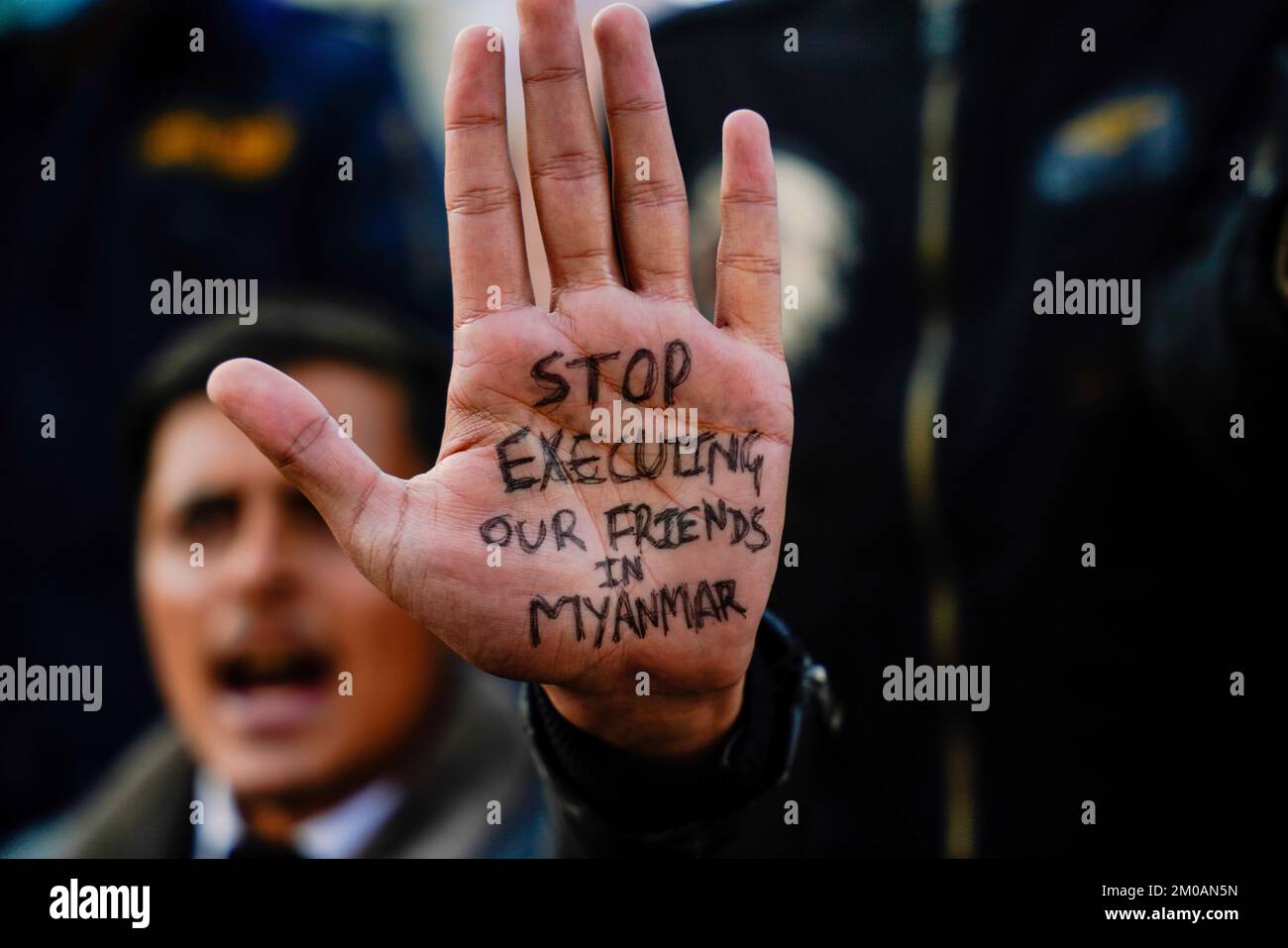Le cadre du syndicat étudiant montre sa main en disant « Stop exécutant nos amis au Myanmar » pendant la manifestation. La manifestation à l'extérieur de l'ambassade du Myanmar, basée au Népal, en faveur des sept étudiants qui protestaient contre le coup d'État militaire au Myanmar et qui ont par la suite été condamnés à la peine de mort par un tribunal militaire, portant le nombre de ceux qui sont dans le couloir de la mort à 139 selon les Nations Unies Dans Lalitpur. Banque D'Images