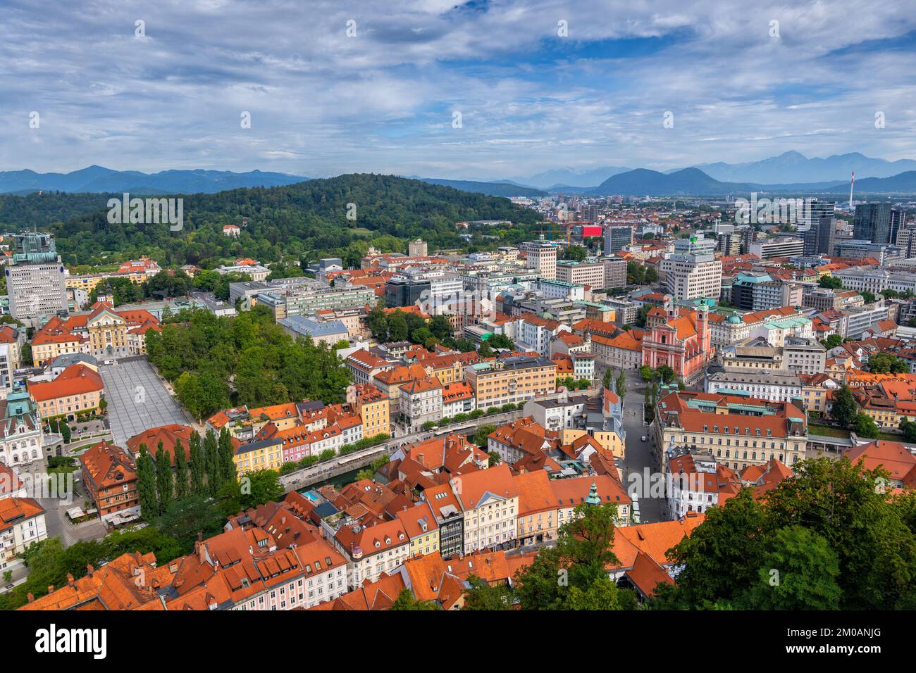 Ville de Ljubljana en Slovénie, vue sur la vieille ville le long de la rivière Ljubljana jusqu'à la place Preseren sur la droite et la place des congrès et le parc Banque D'Images
