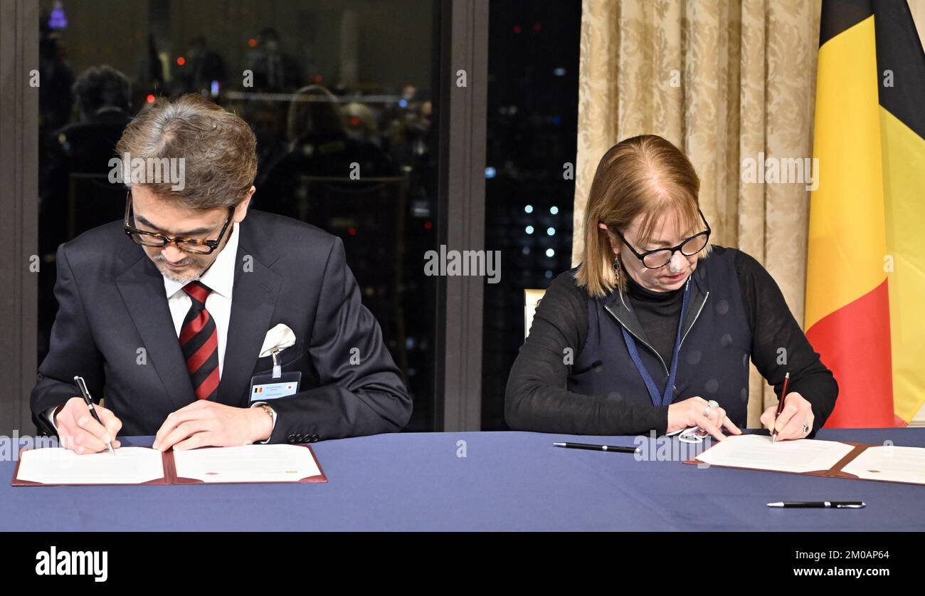 Doyen de l'École de science créative et d'ingénierie Takashi Ariga et Recteur Universite libre de Bruxelles Annemie Schaus photographiés lors d'une cérémonie de signature à Tokyo, lors de la Mission économique belge au Japon, le lundi 05 décembre 2022. Une délégation avec la princesse et divers ministres se rendra à Tokyo, Nagoya, Osaka et Kyoto. BELGA PHOTO ERIC LALMAND Banque D'Images