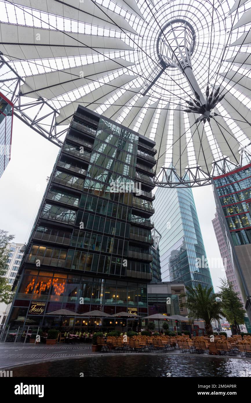 Potsdamer platz par temps nuageux. Quartier Tiergarten, Berlin, Allemagne, Europe. Banque D'Images