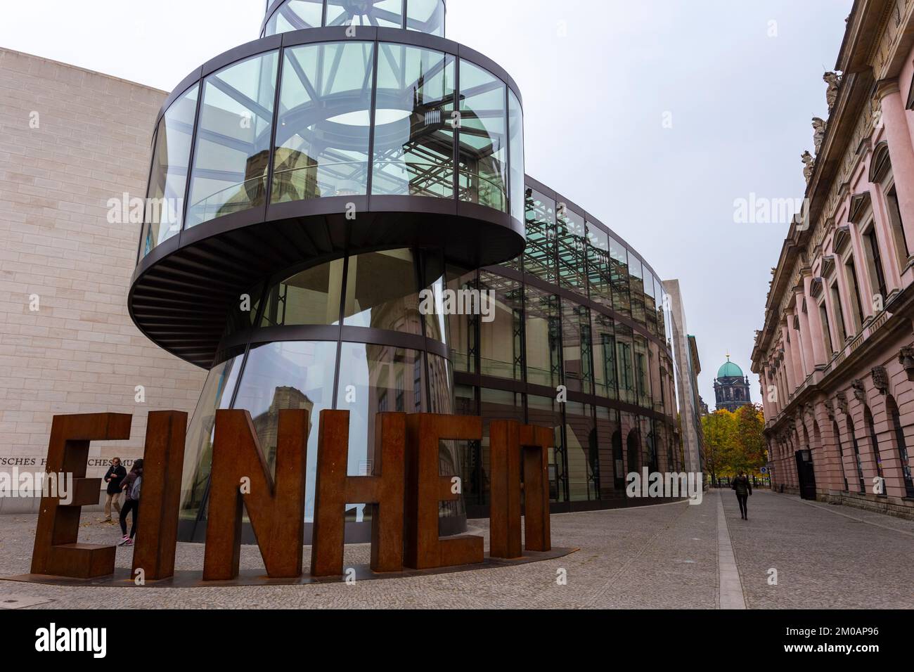 Vue extérieure du Musée historique allemand avec lettrage EINHEIT, Berlin, Allemagne, Europe. Banque D'Images