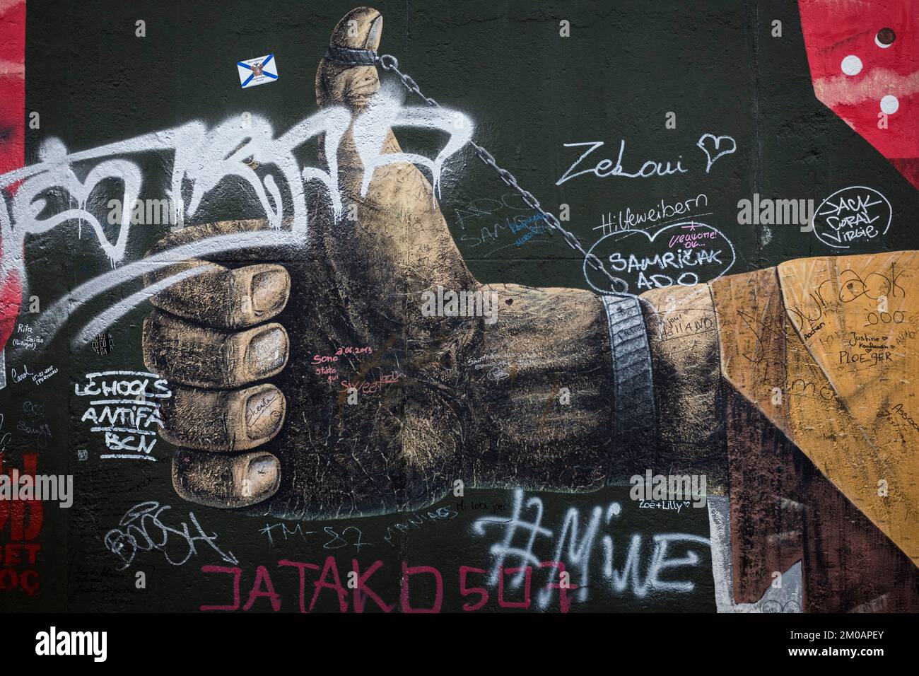 Vue sur les graffitis sur les célèbres vestiges du mur de Berlin de la galerie East Side, Kreuzberg, Berlin, Allemagne. Banque D'Images