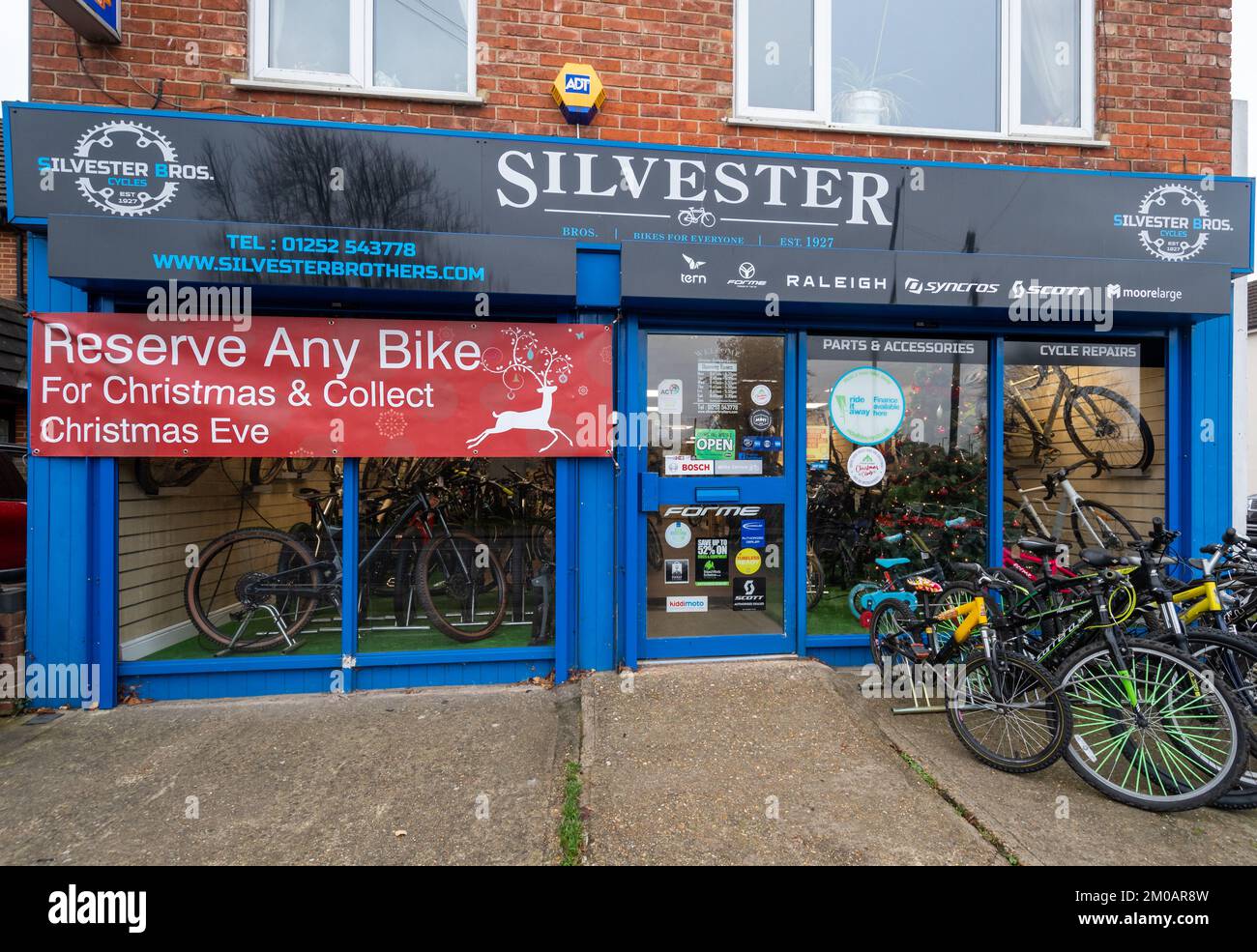 Boutique de vélos en décembre avec bannière : réservez n'importe quel vélo pour Noël et récupérez la veille de Noël, Royaume-Uni Banque D'Images