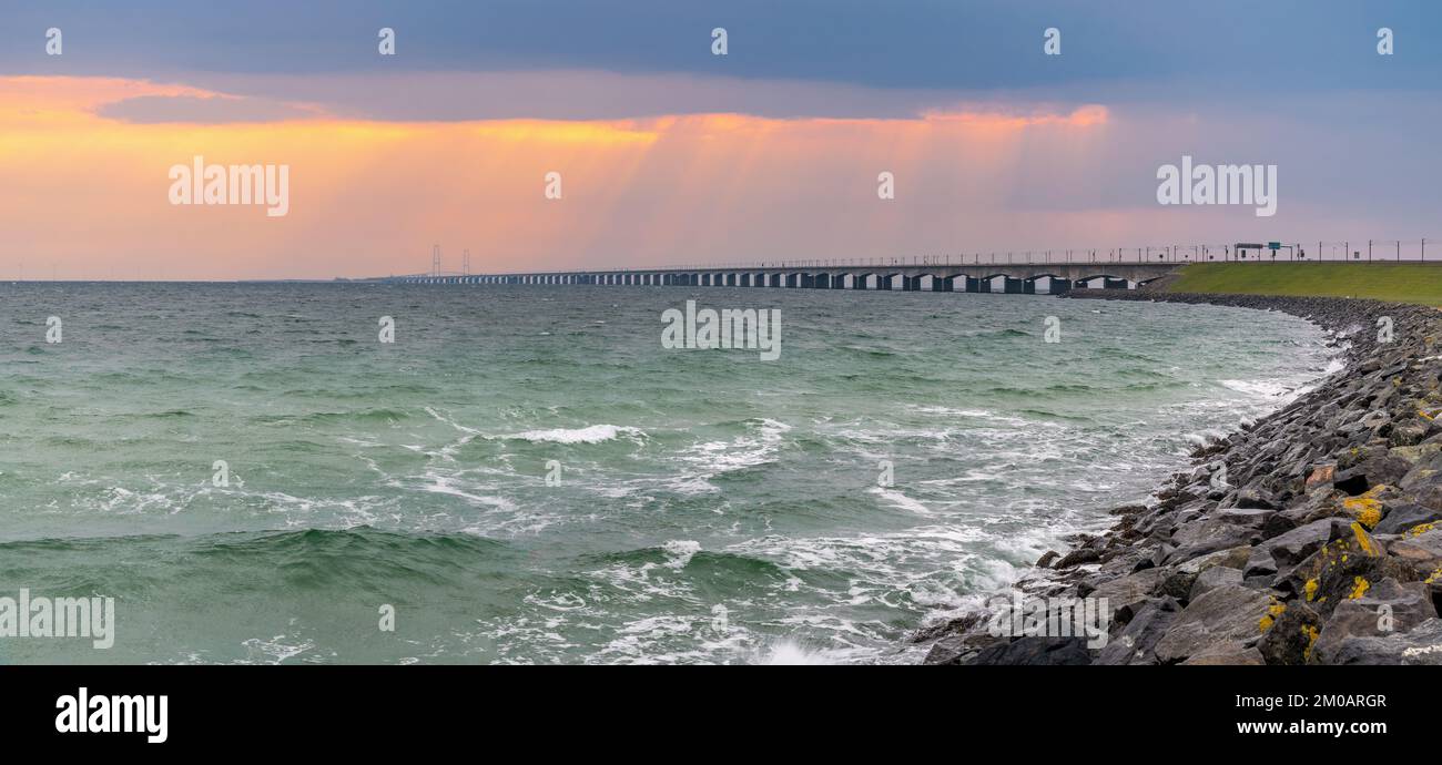 Traversée du détroit de la Grande ceinture entre les îles danoises de Zélande et de Funen le pont est long de 18km. Banque D'Images